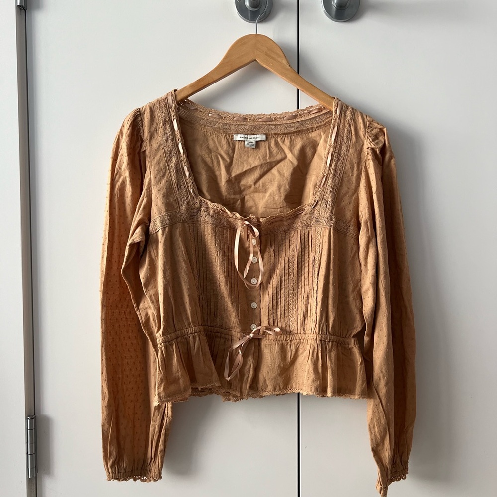 AMERICAN EAGLE | Peasant top with bow detail